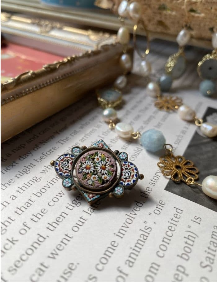 アンティークのマイクロモザイクブローチ