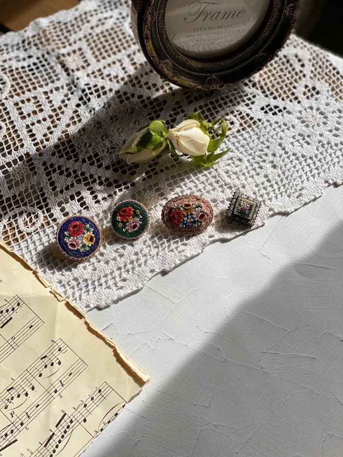 並んだマイクロモザイクブローチ