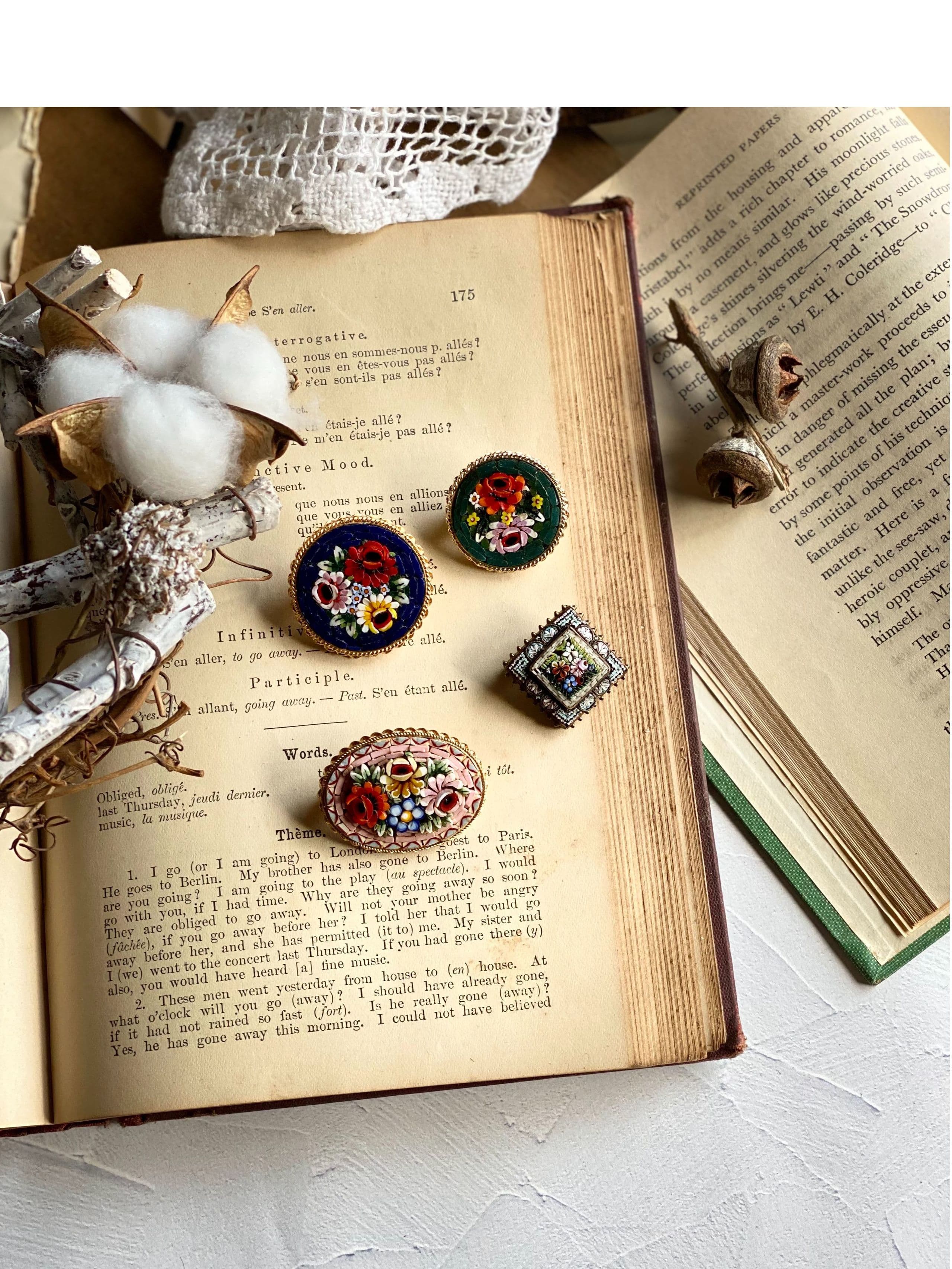 洋書とマイクロモザイクブローチ