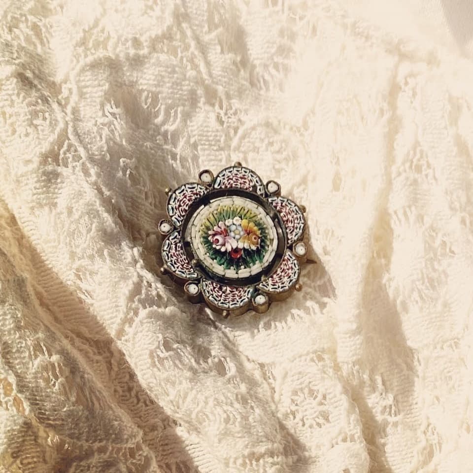 フラワーペタルのブローチ