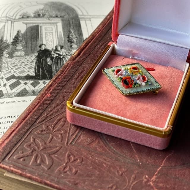 マイクロモザイク　ひし型ブローチ　ホワイト