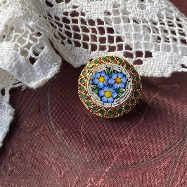 美しい勿忘草　マイクロモザイクブローチ