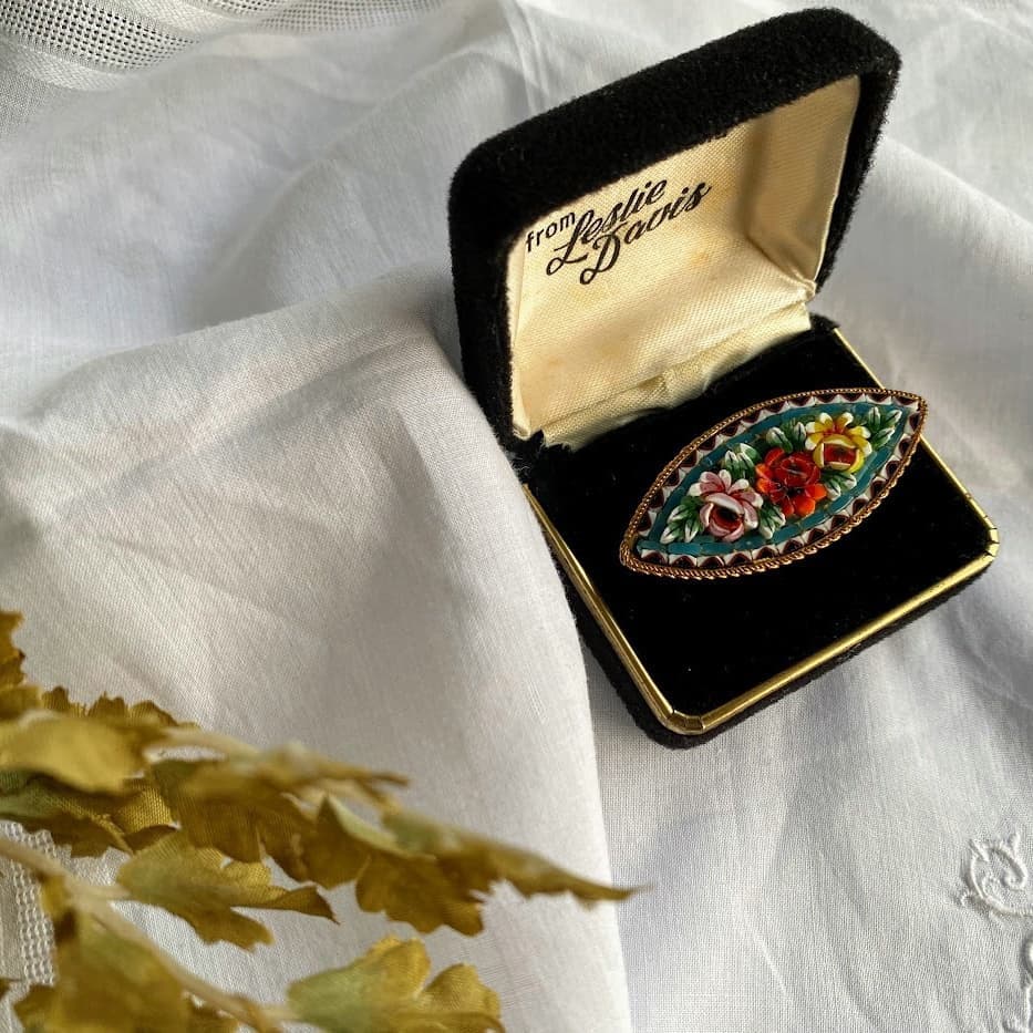 3色の薔薇　リーフ型　マイクロモザイクブローチ