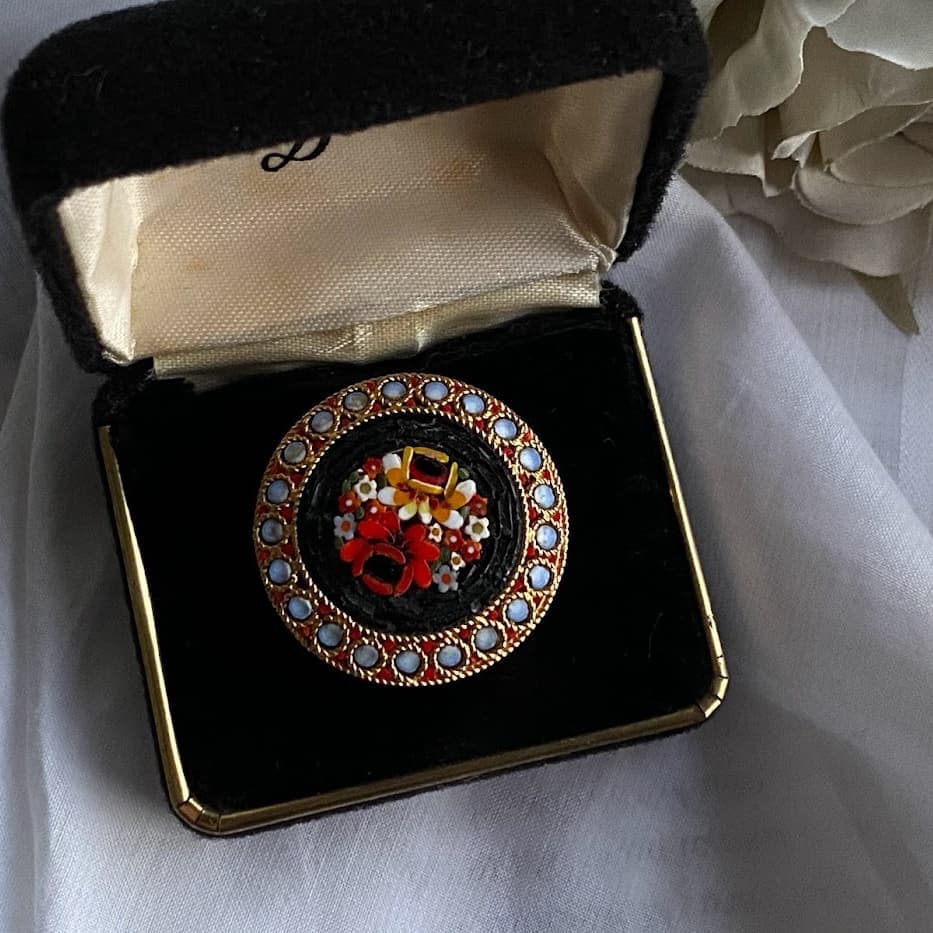 華やかな薔薇のマイクロモザイクブローチ