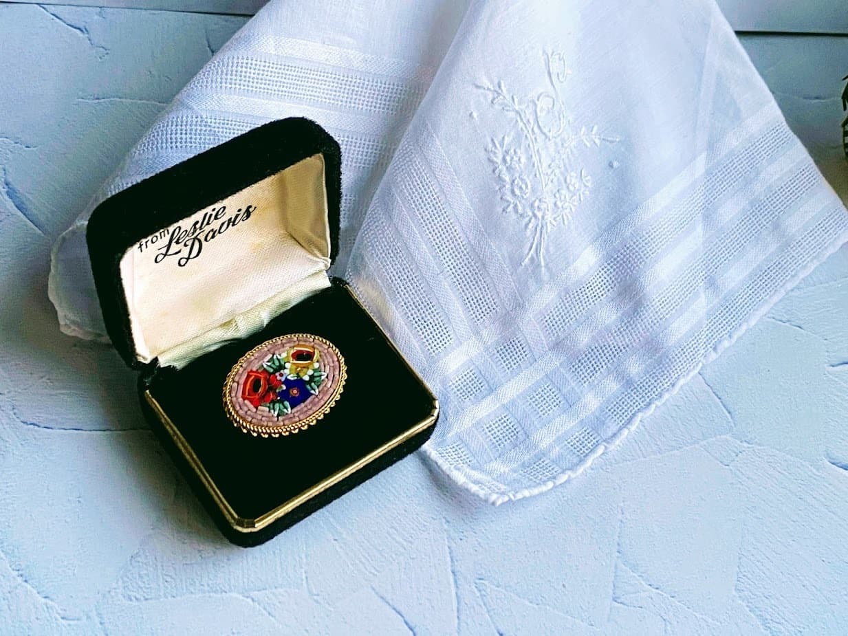 ライラックカラーが素敵なマイクロモザイクブローチ