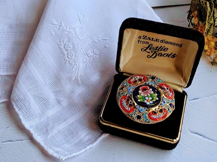 華やかなマイクロモザイクブローチ