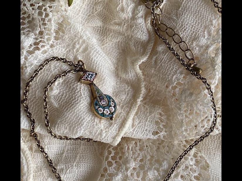 幾何学模様のペンダント レア