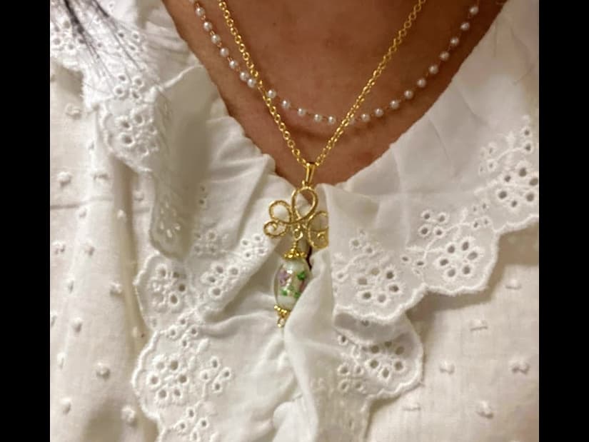 ヴェネチアンビーズのペンダント　バラの雫